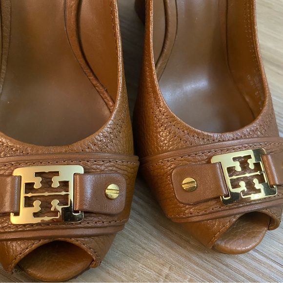 ❤️❤️Tory Burch Leather Brown Peep Toe High Wedges W/Gold Monogram - Picture 12 of 13